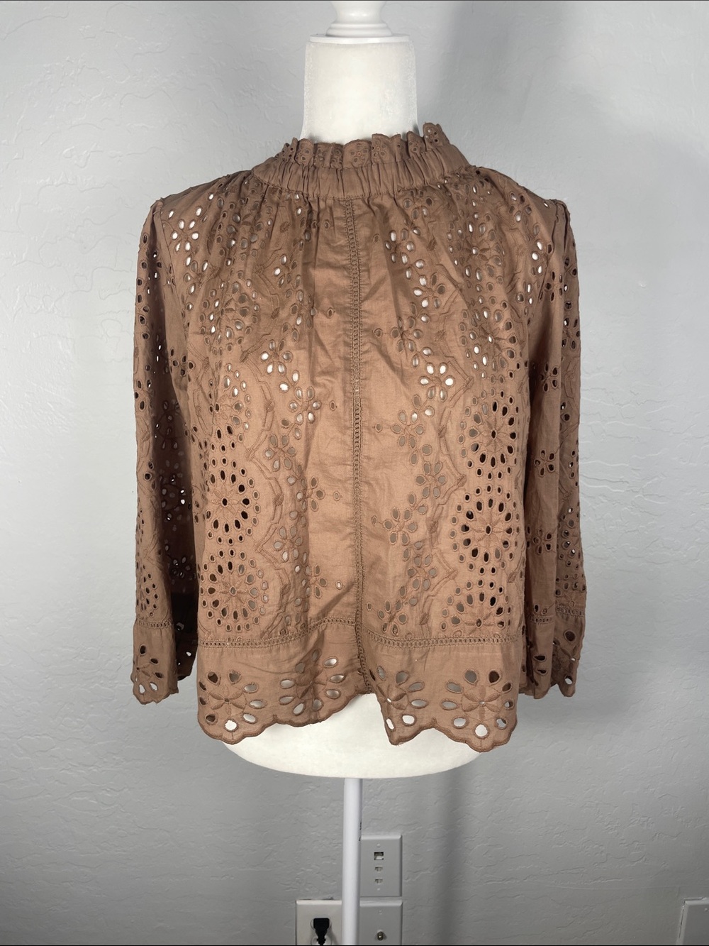 Jennifer & Grace Taupe Brown Eyelet Embroidered Cotton Blouse Size Large - Picture 2 of 10